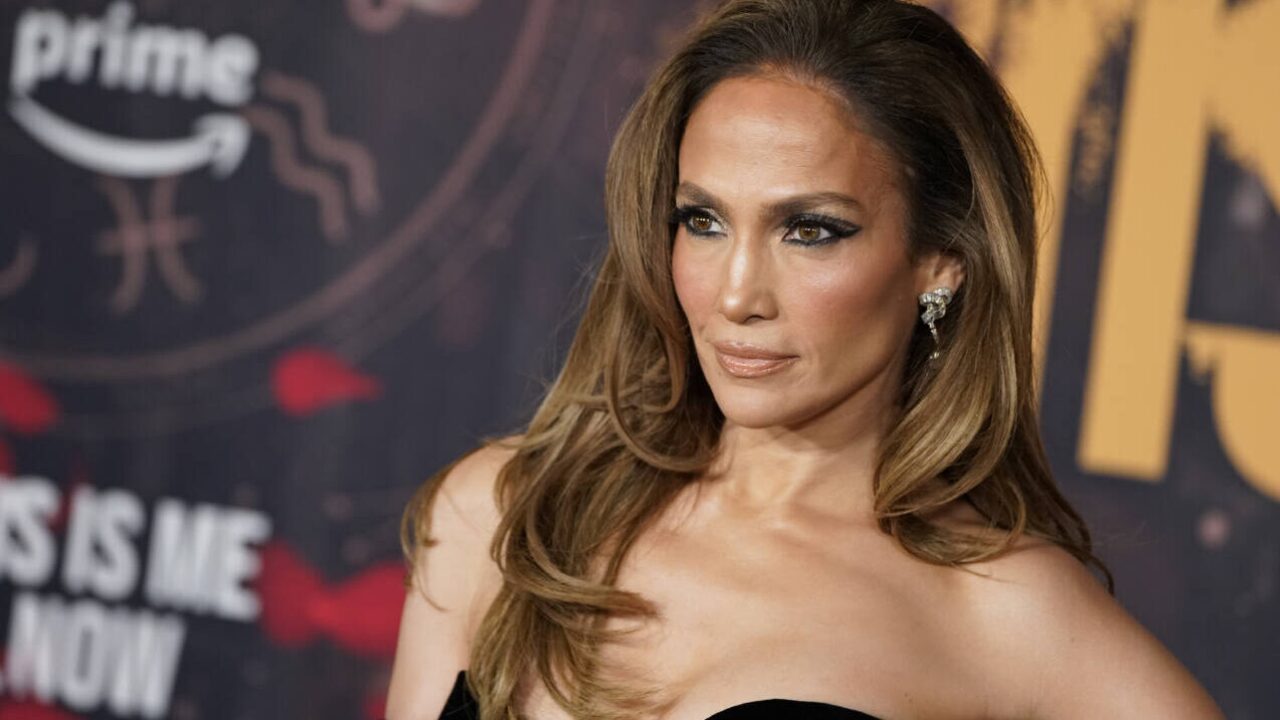 Jennifer Lopez e la teoria fan sulle origini dell’abito da sposa indossato a Las Vegas: è lo stesso di Jersey Girl? [FOTO]