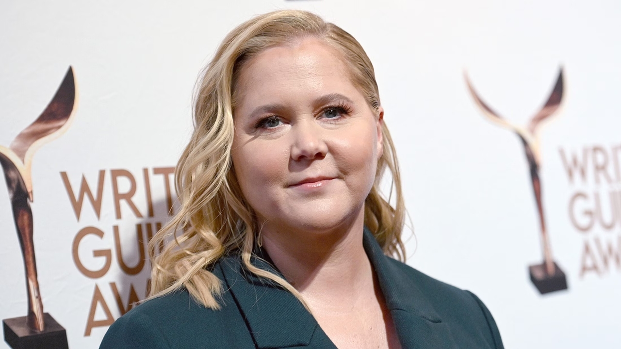 Amy Schumer, l’annuncio dopo le critiche sul suo viso gonfio: “Ho la sindrome di Cushing”