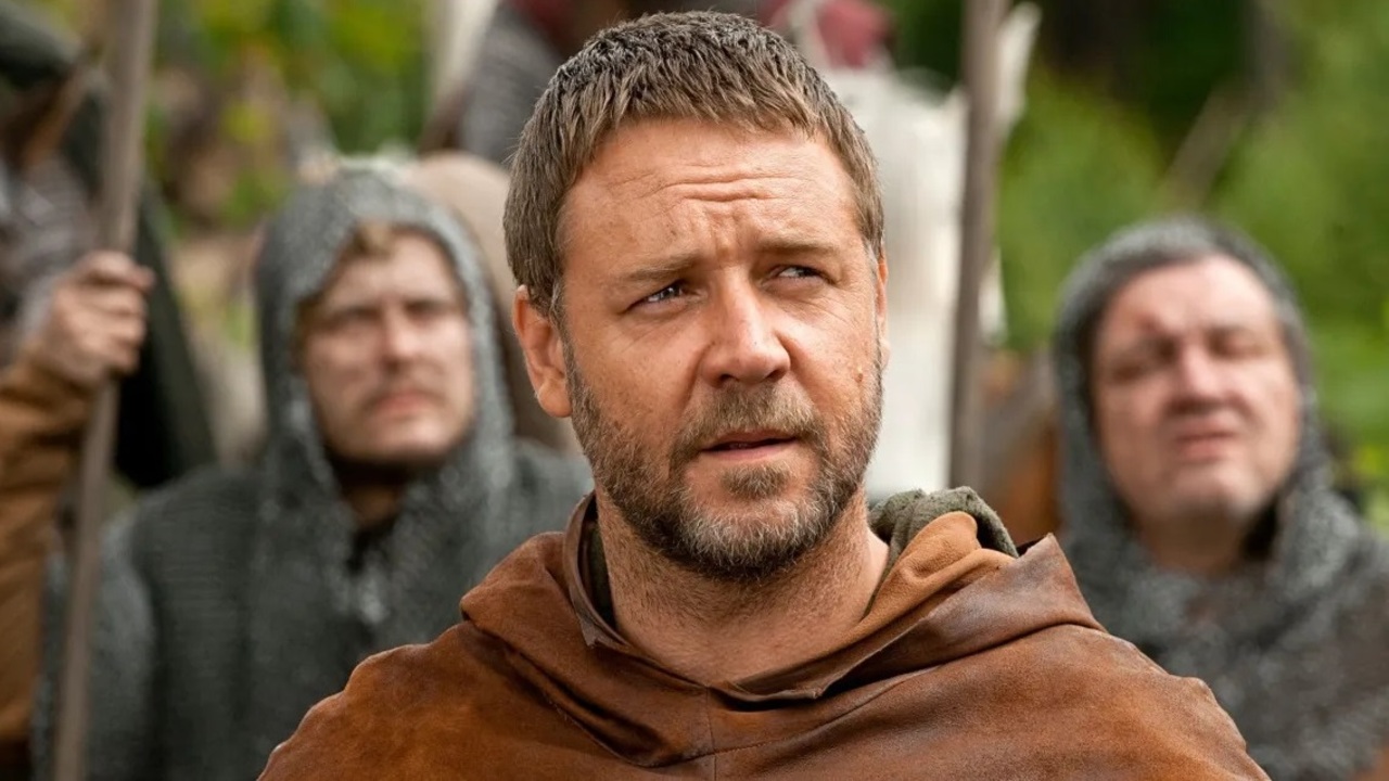 Russell Crowe e l’infortunio sul set di Robin Hood scoperto dieci anni dopo: “Avevo due gambe rotte”