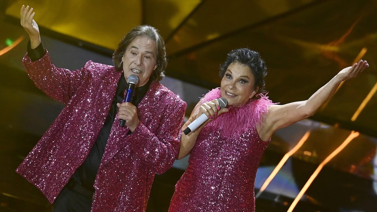 Sanremo 2024 – I Ricchi e Poveri e il tributo a un celebre film: il significato degli abiti rosa nascosto in una caption [FOTO]