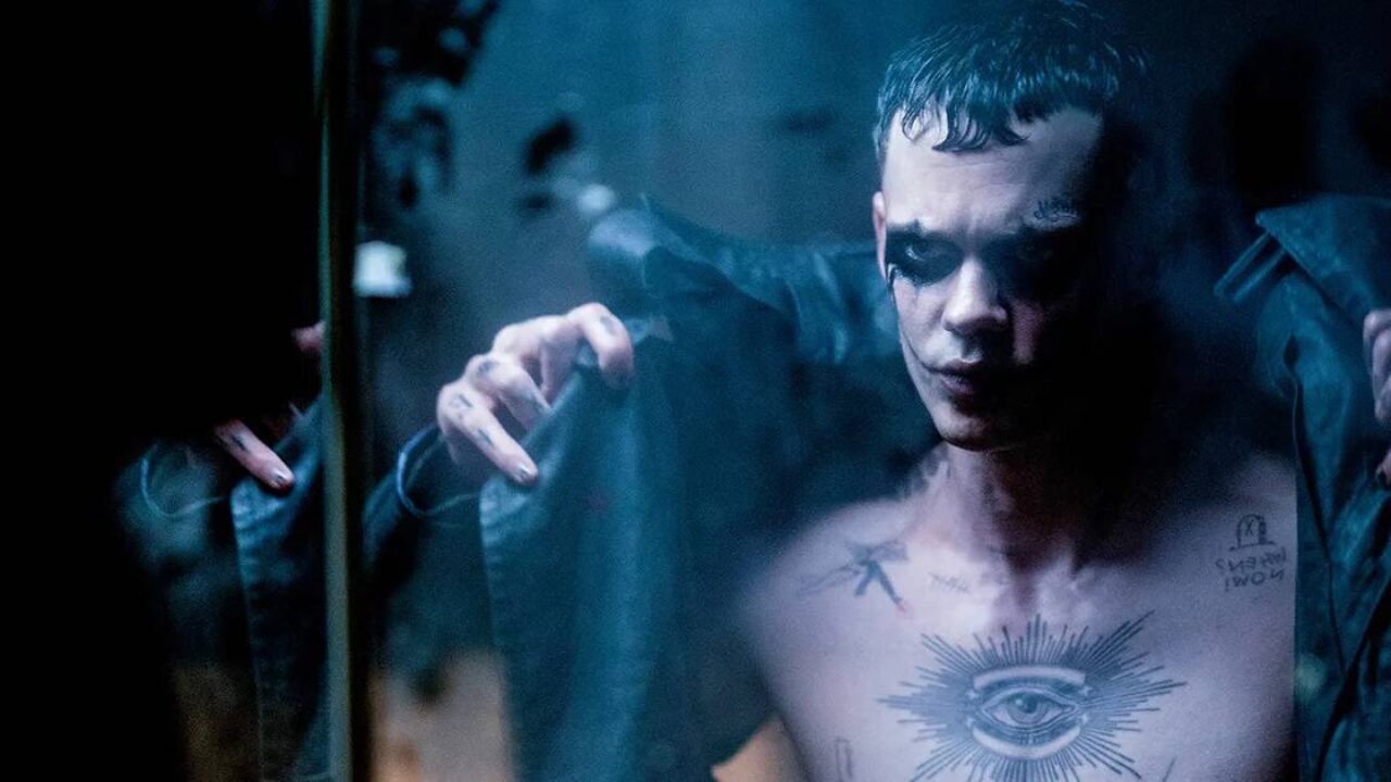 Il Corvo: Bill Skarsgård è Eric Draven nelle prime immagini ufficiali del remake