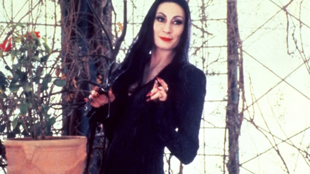 Anjelica Huston Famiglia Addams - cinematographe.it