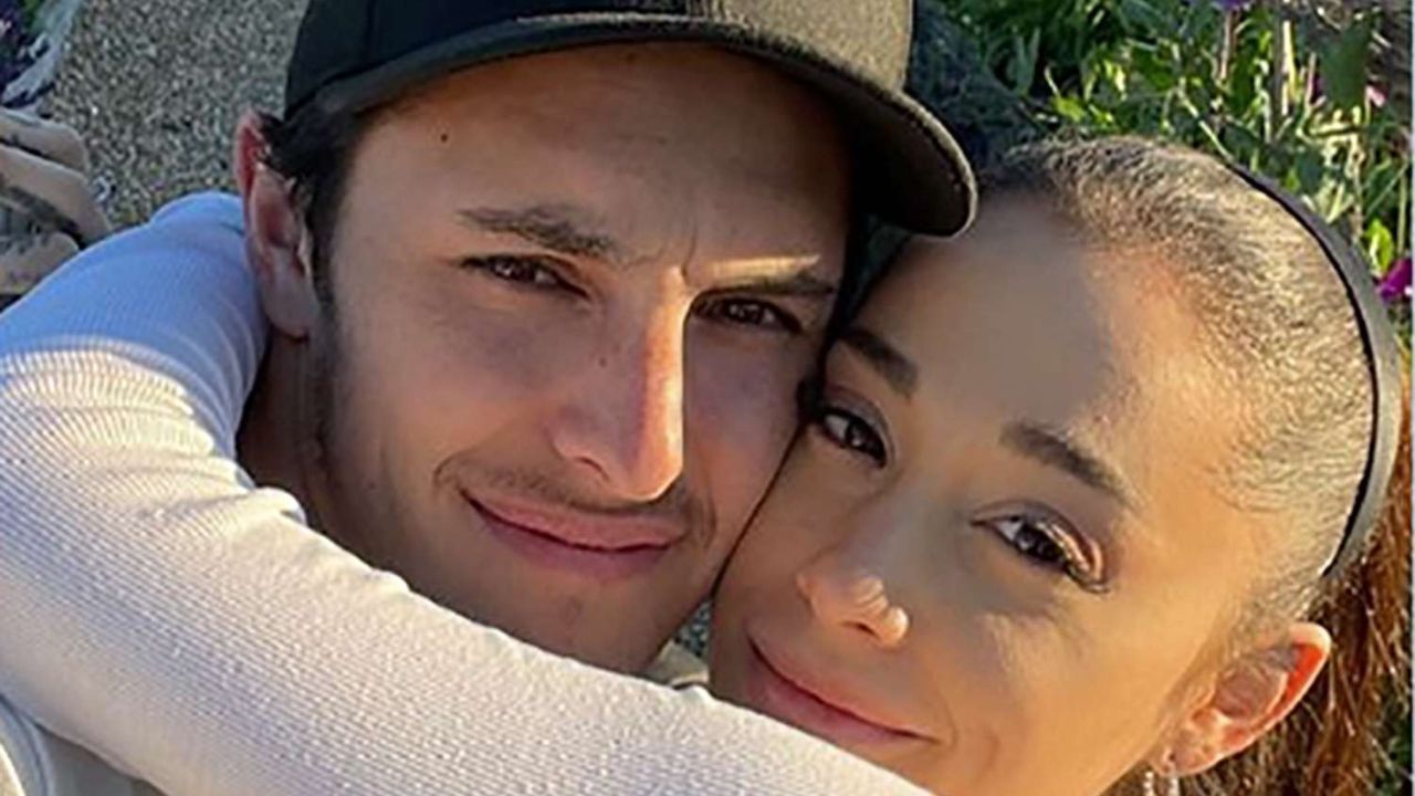 Ariana Grande e il divorzio milionario: la star pagherà all’ex marito una cifra da capogiro!