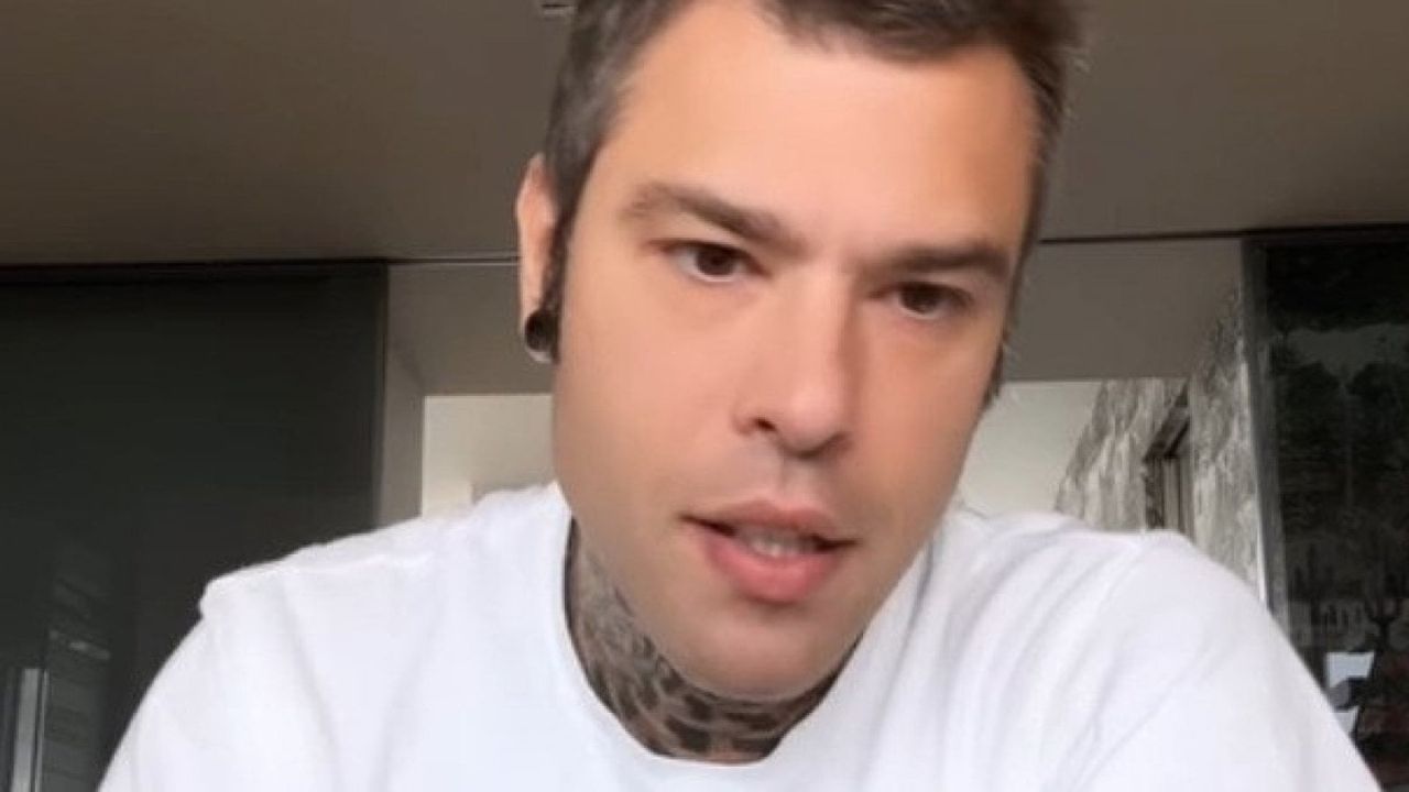 Fedez a cena romantica con l'assistente personale - Cinematographe.it