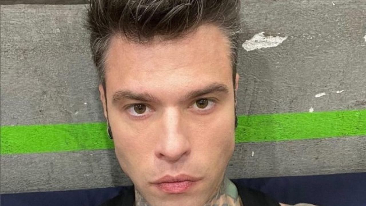 Fedez a cena romantica con l'assistente personale - Cinematographe.it