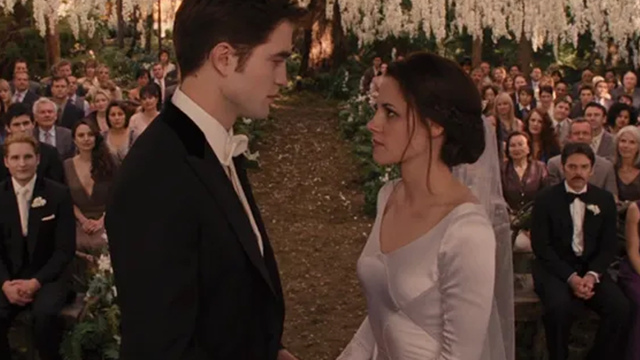 Kristen Stewart riflette sull’abito da sposa di Twilight, ma opta per un matrimonio non convenzionale nella vita reale