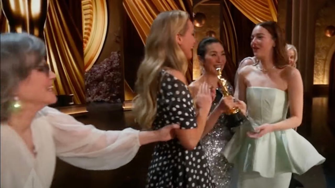 Perché Michelle Yeoh ha passato la statuetta agli Oscar 2024 a Jennifer Lawrence anziché Emma Stone - Cinematographe.it