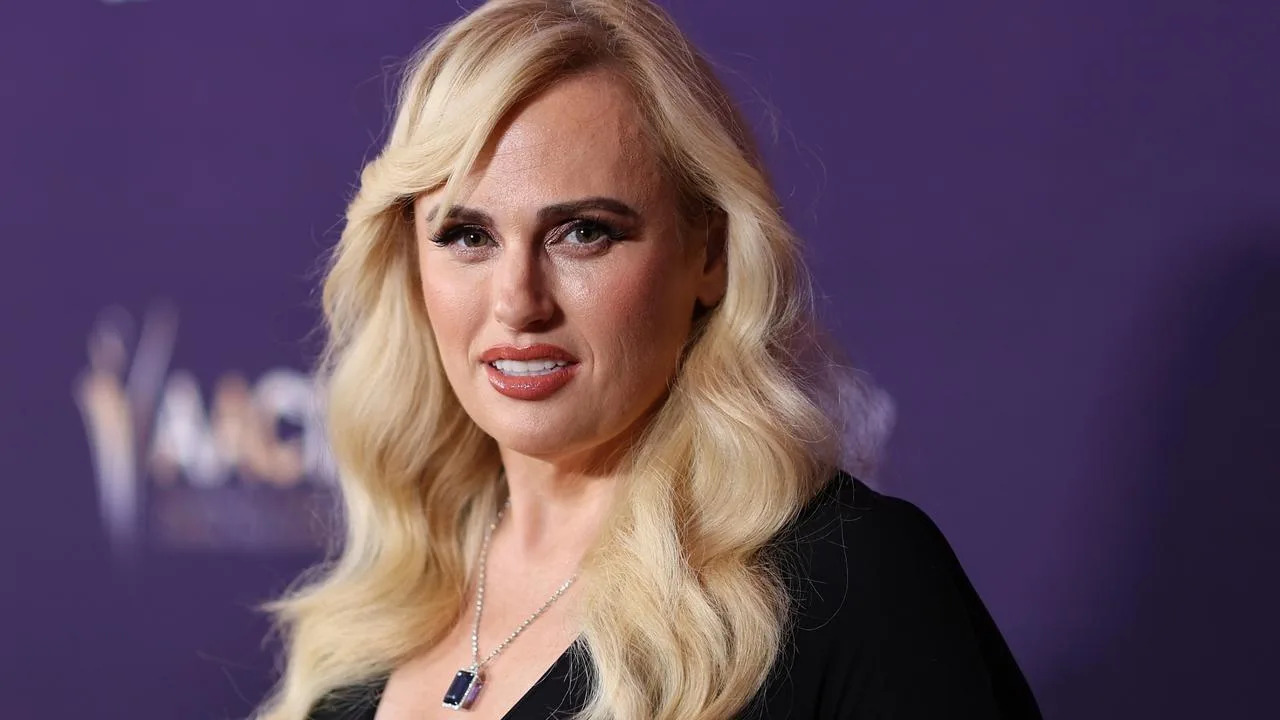 Rebel Wilson rivela il nome di un “gigantesco stron*o” con cui ha lavorato ma la reazione del collega non tarda ad arrivare…