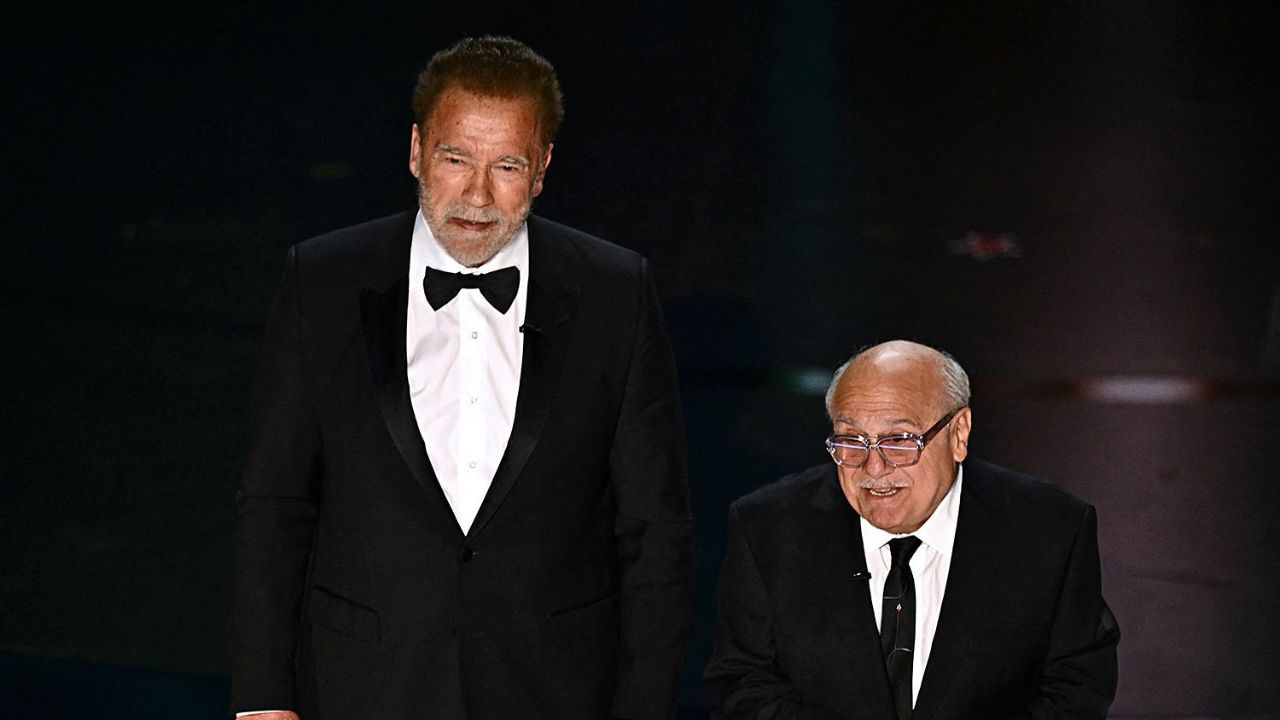 Oscar 2024, il dolce siparietto tra Schwarzenegger, DeVito e Batman [VIDEO]