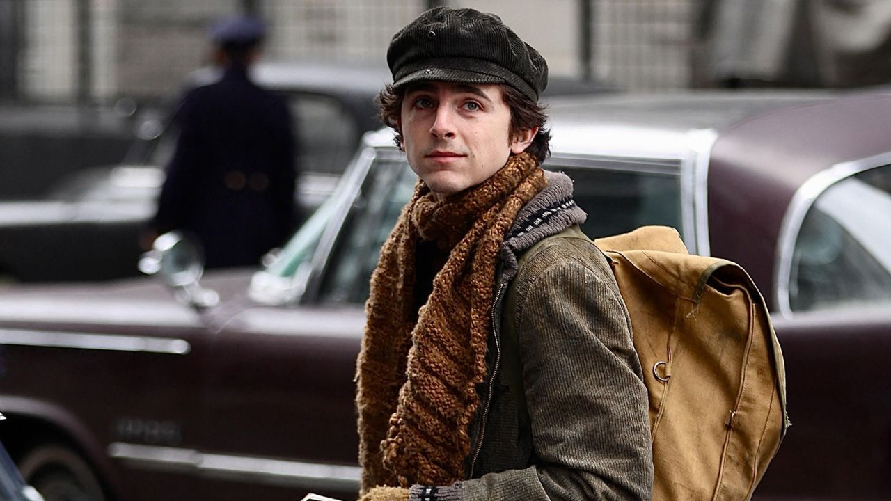 Timothée Chalamet è Bob Dylan nelle nuove foto dal set