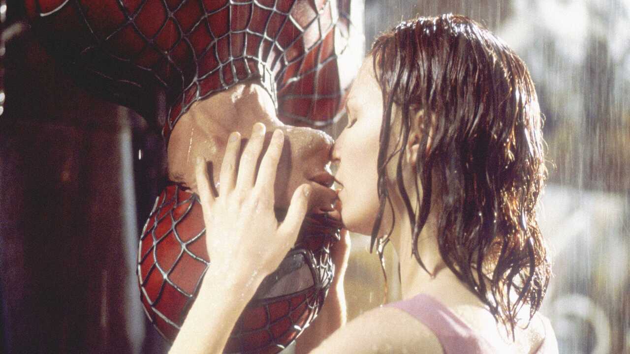 Spider-Man, Kirsten Dunst e l’iconico bacio sotto la pioggia con Tobey Maguire: “Fu piuttosto infelice”
