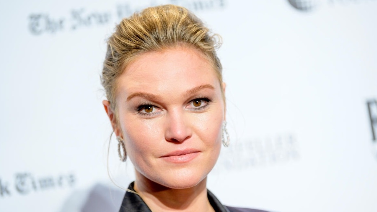 Julia Stiles e la doppia rivelazione che ha sorpreso i fan: “Ho un bambino di 5 mesi e ho iniziato a dirigere il mio primo film”