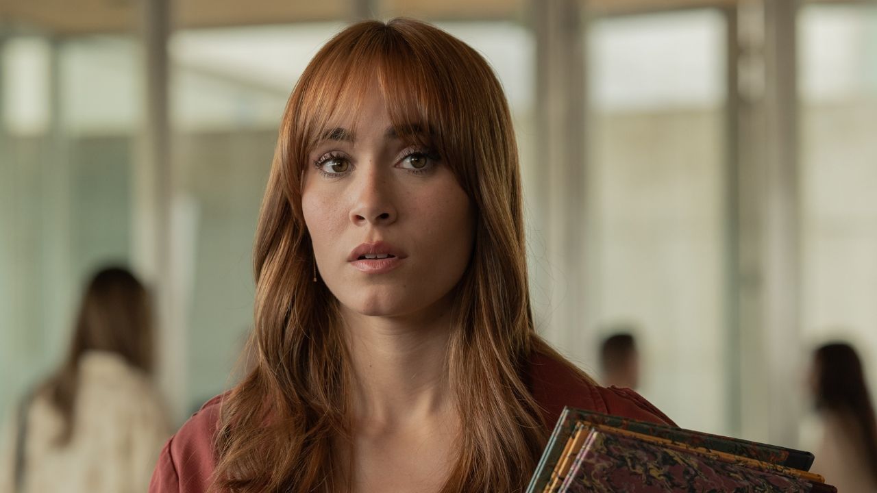 Chi è Aitana? Tutto ciò che sappiamo sulla cantante spagnola del film Netflix Vicini davvero (vista anche a Sanremo 2024)
