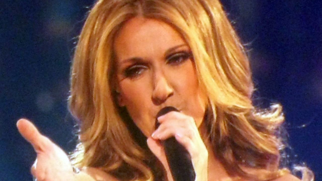 Céline Dion sorprende i fan con una cover sexy su Vogue: “sono forte e positiva” [FOTO]