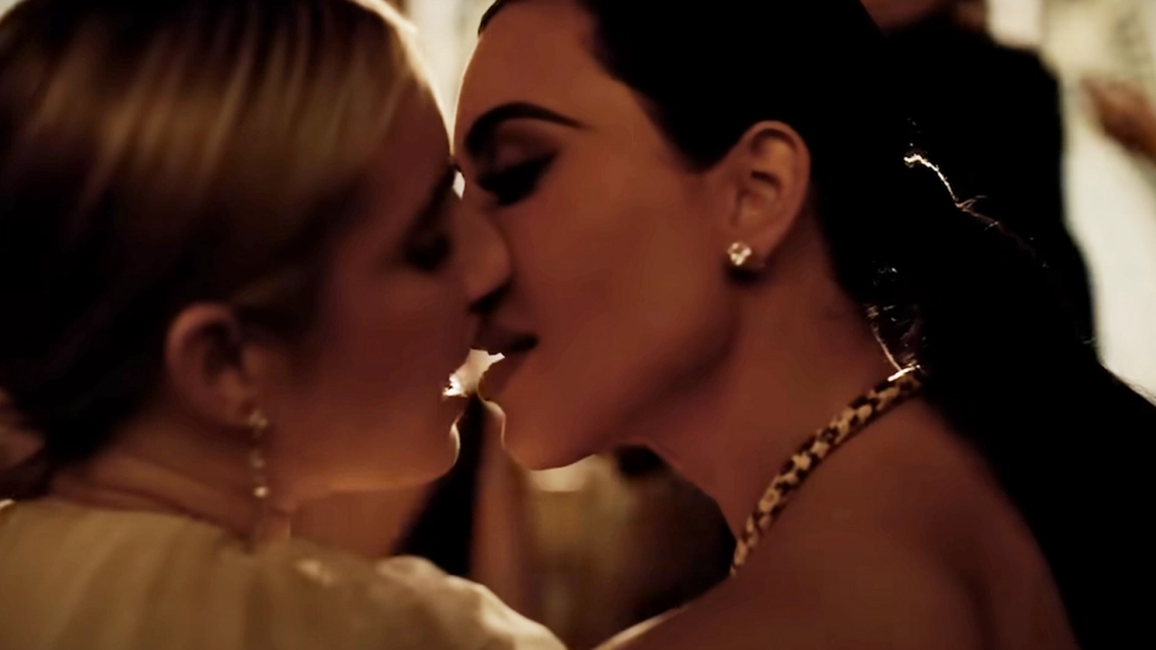 Emma Roberts rivela: “ecco perché Kim Kardashian ha riso dopo il nostro bacio in American Horror Story: Delicate”