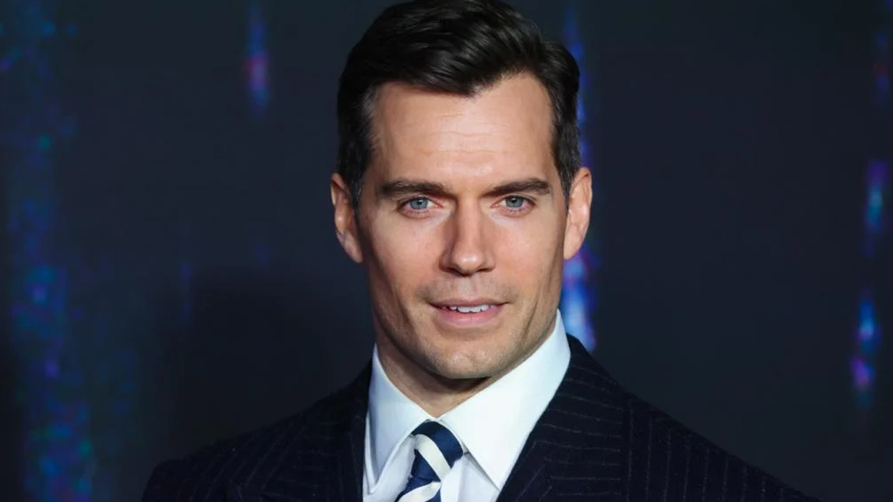 Henry Cavill è James Bond nel finto trailer generato dall’IA: il video è virale