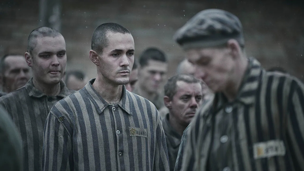 Il tatuatore di Auschwitz: Harvey Keitel rivive l’orrore dell’Olocausto nel trailer della serie