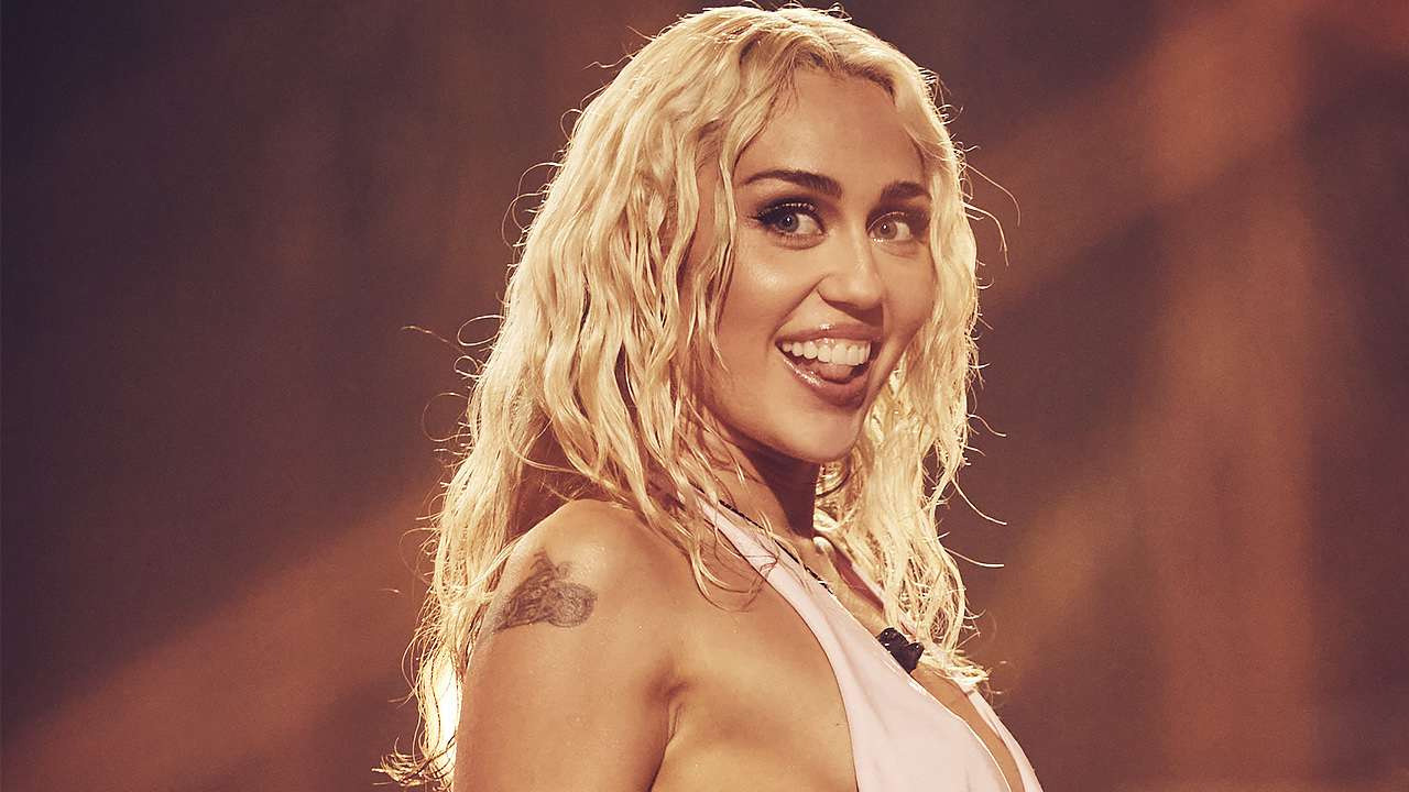 Miley Cyrus e quell’indimenticabile gesto provocatorio hot: durante un concerto mise il microfono proprio… lì! [FOTO]