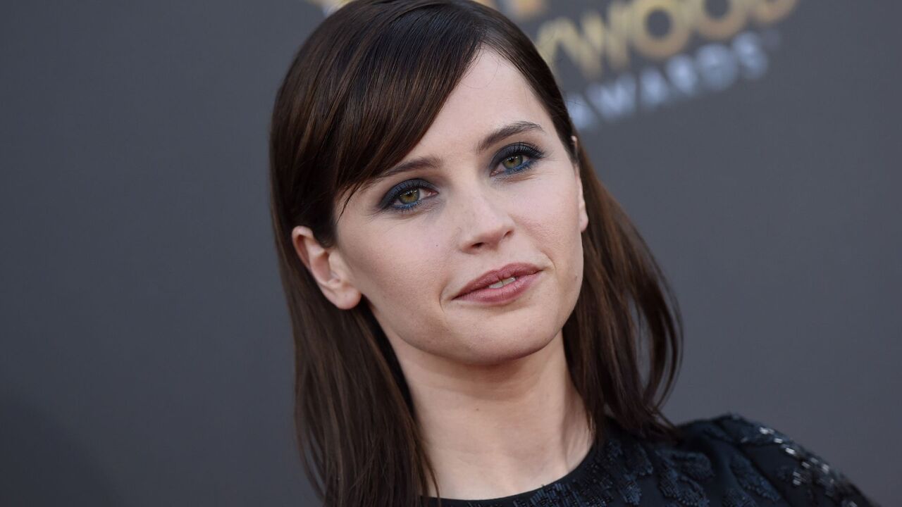 Oh What Fun: Felicity Jones nel cast della commedia con Michelle Pfeiffer