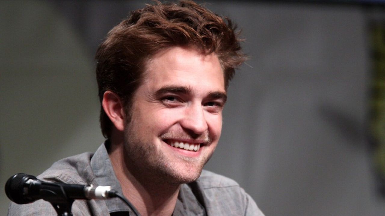 Robert Pattinson rivela la sua commedia preferita: “Ho riso così tanto che mi sono fatto la pipì addosso”