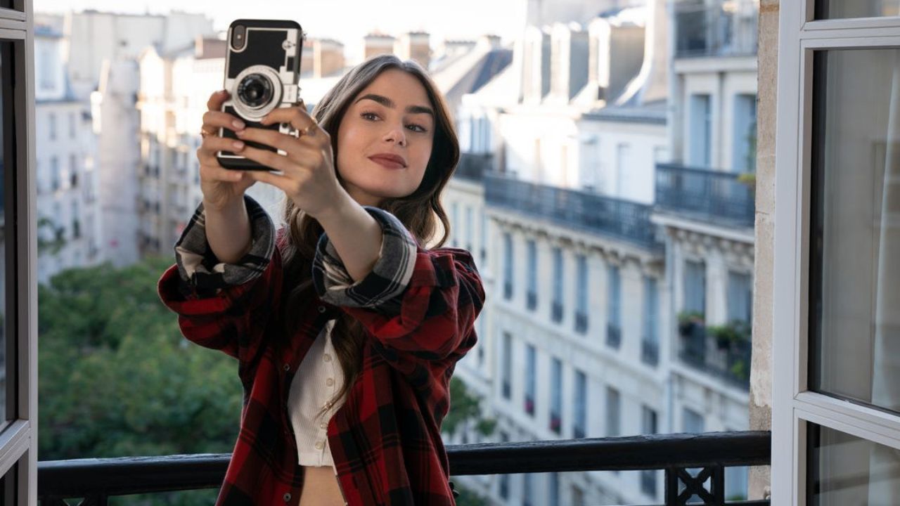 Emily In Paris – Stagione 4: riprese in Italia! Lily Collins sfoggia un look impeccabile [FOTO]