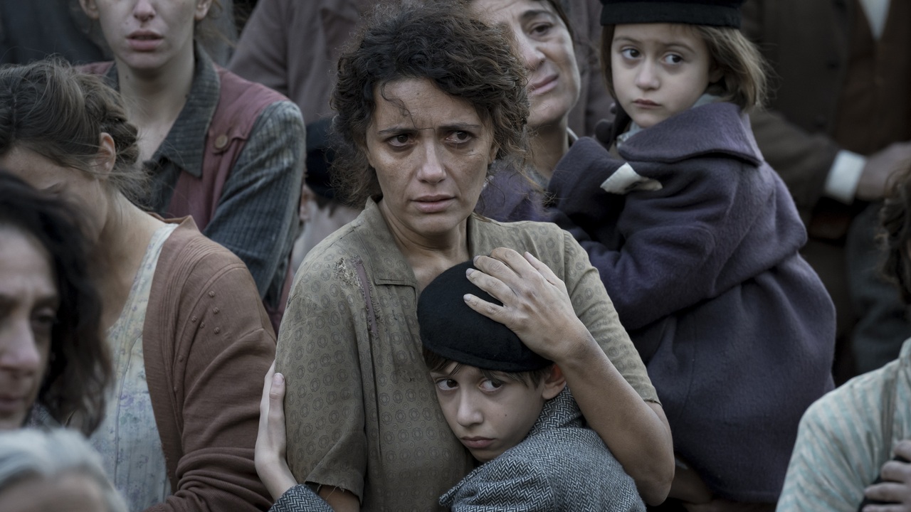 Il treno dei bambini: le prime immagini ufficiali del film Netflix di Cristina Comencini con Serena Rossi