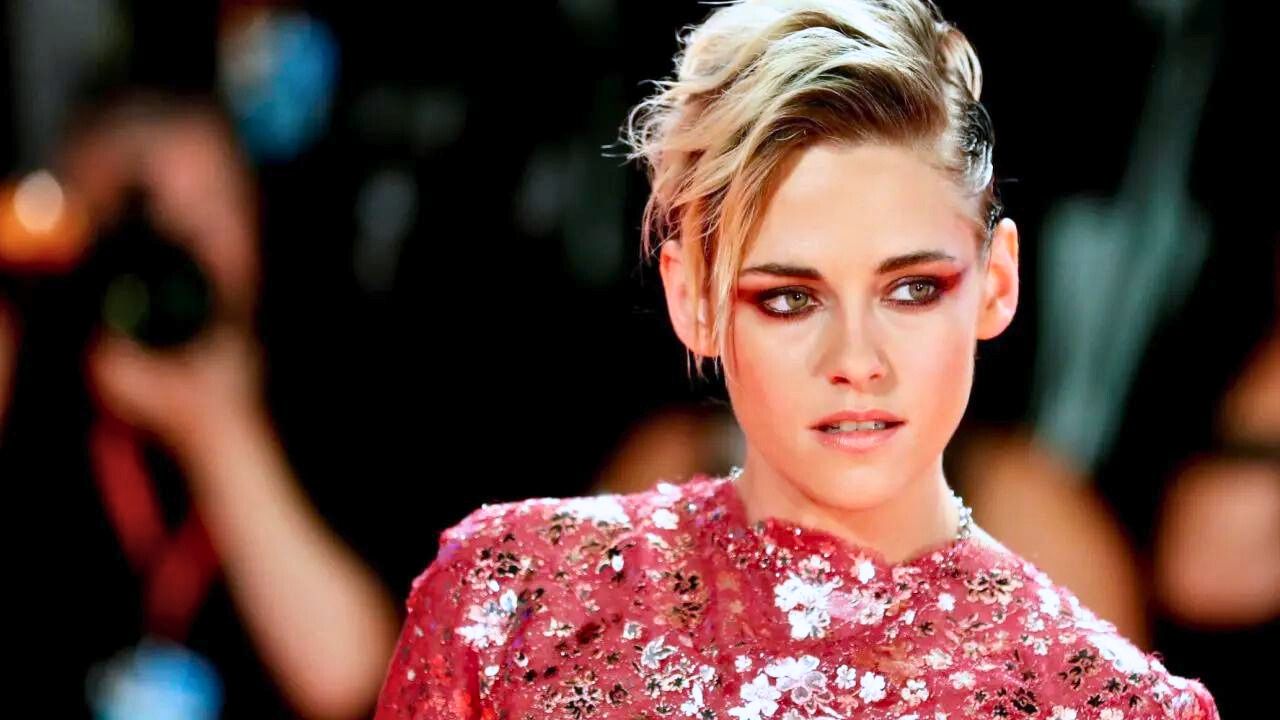 Kristen Stewart attacca l’ipocrisia di Hollywood: vuole distruggere il patriarcato “solo con film di Margot Robbie”