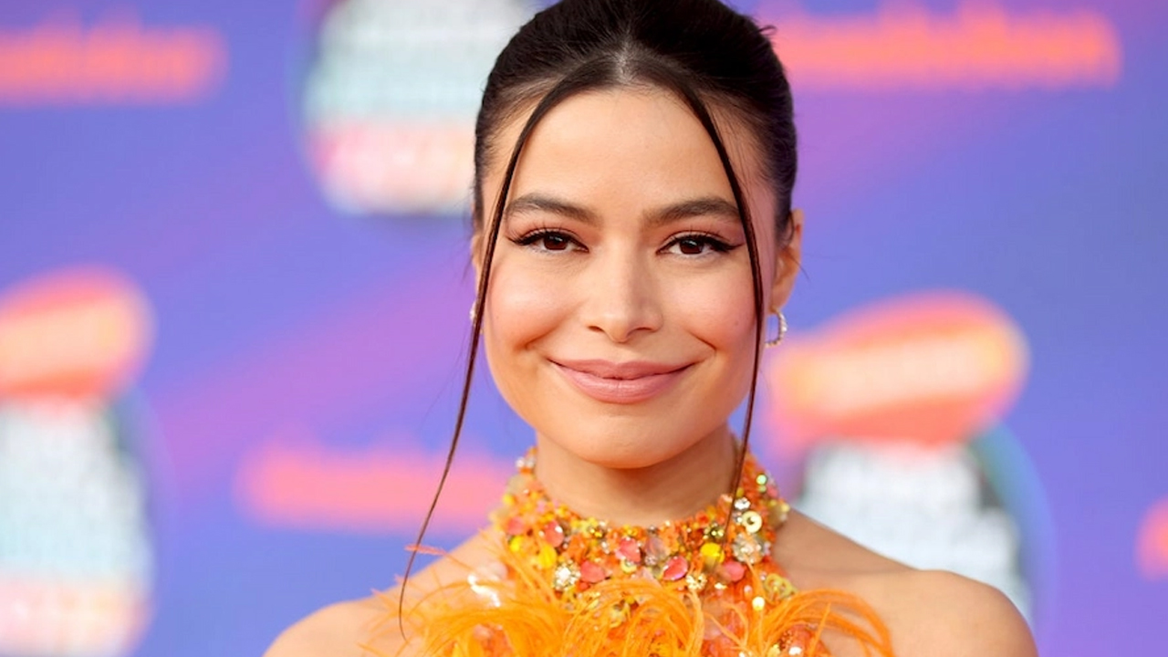 Miranda Cosgrove racconta la sua esperienza in stile Baby Reindeer: “cerco un posto dove sentirmi davvero al sicuro”