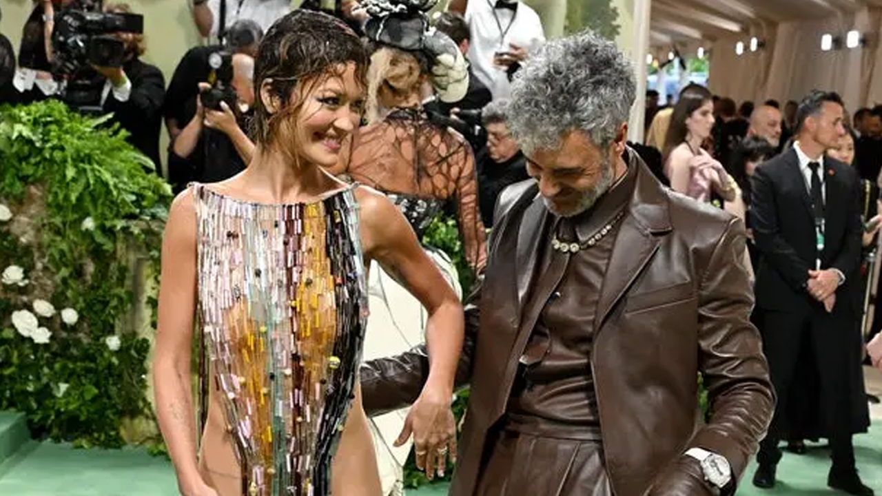 Rita Ora si stringe a Taika Waititi in uno sconvolgente “abito” quasi nudo all’after-party del Met Gala! [FOTO]