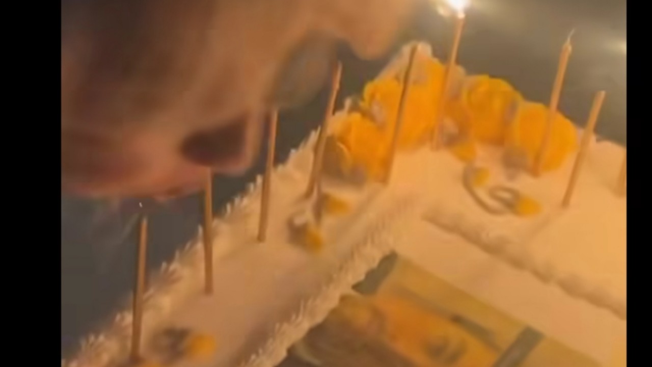 Sabrina Carpenter compie 25 anni e la sua torta ha un decoro molto speciale: il volto di Leonardo DiCaprio!