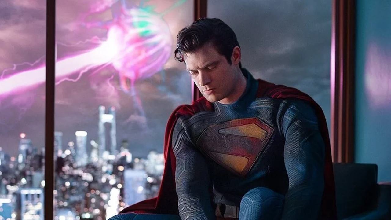 Superman: collaboratore di Zack Snyder critica la rivelazione del costume di James Gunn