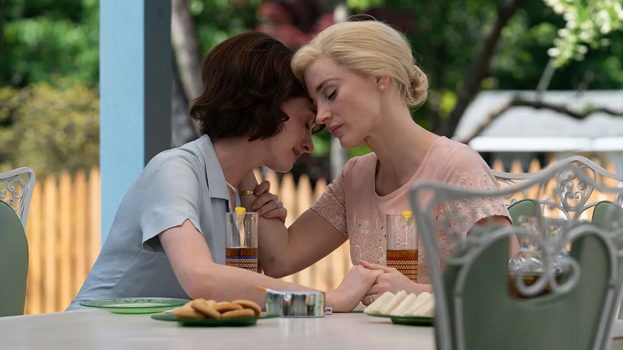 Mothers’ Instinct: recensione del film con Anne Hathaway e Jessica Chastain