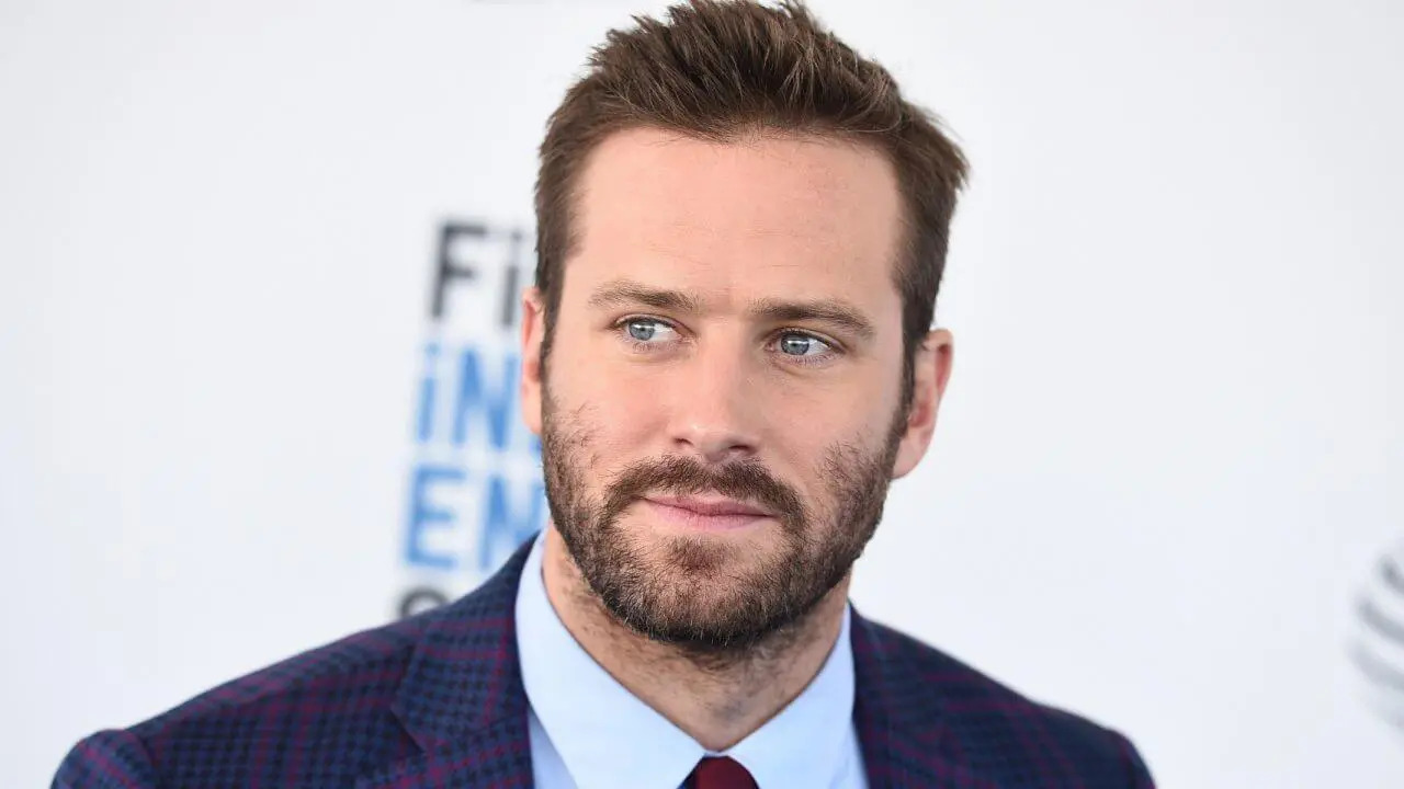 Armie Hammer, l’attore è al verde: “Costretto a vendere la mia auto per pagare la benzina” [VIDEO]