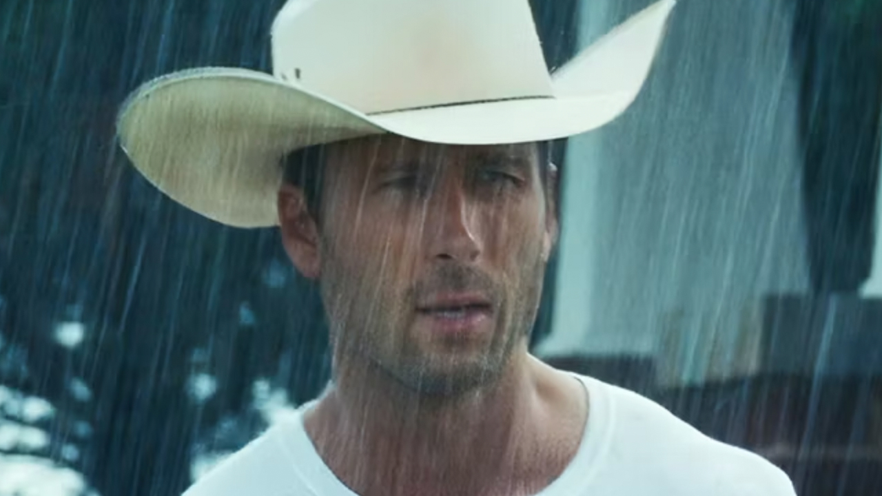 Glen Powell afferma: “Niente mi rende più felice” che andare al cinema