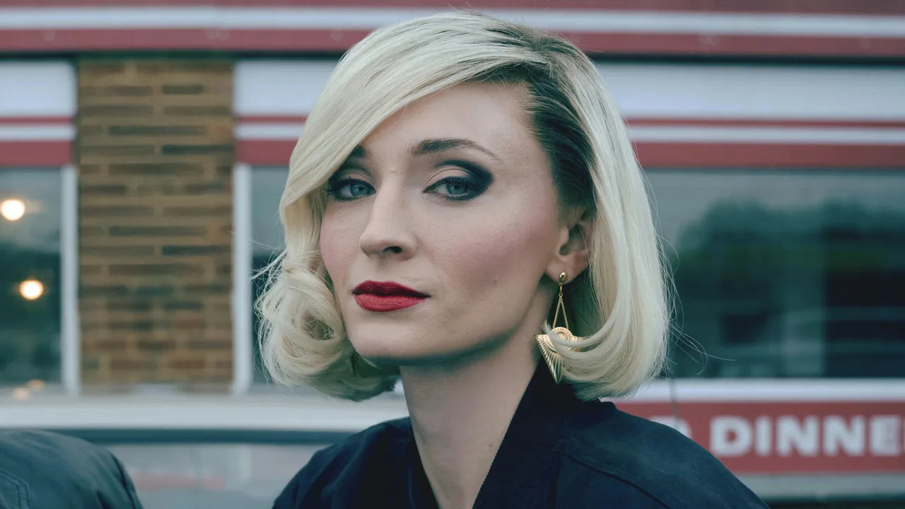 Joan: Sophie Turner è la ladra di gioielli più famosa del Regno Unito nel trailer ufficiale della miniserie