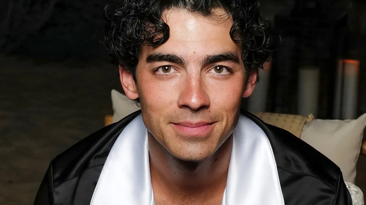 Joe Jonas mette a tacere il dibattito dei fan sul colore dei suoi occhi con un nuovo post su Instagram