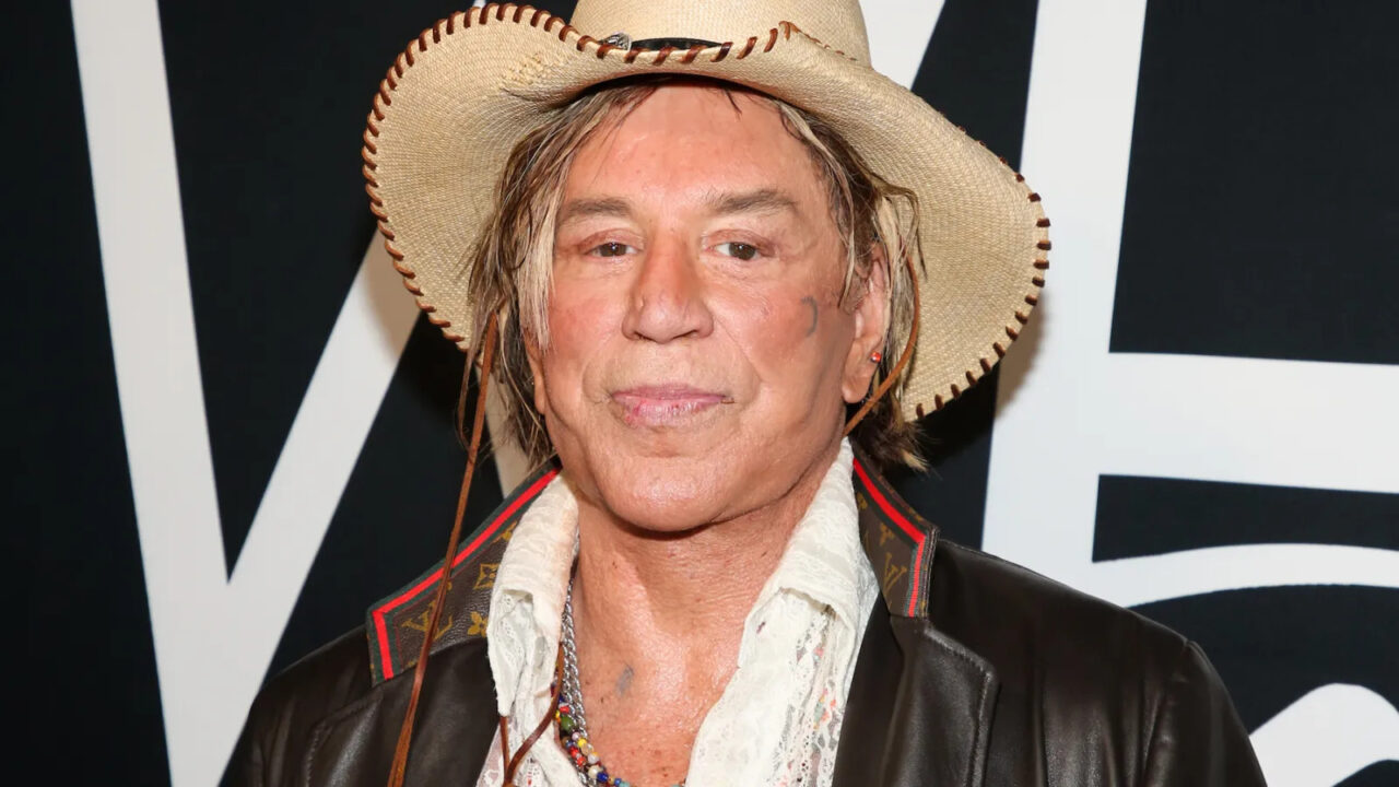 Mickey Rourke al Grande Fratello Vip UK, l’attore racconta il declino della sua carriera ma rischia già l’espulsione per frasi omofobe