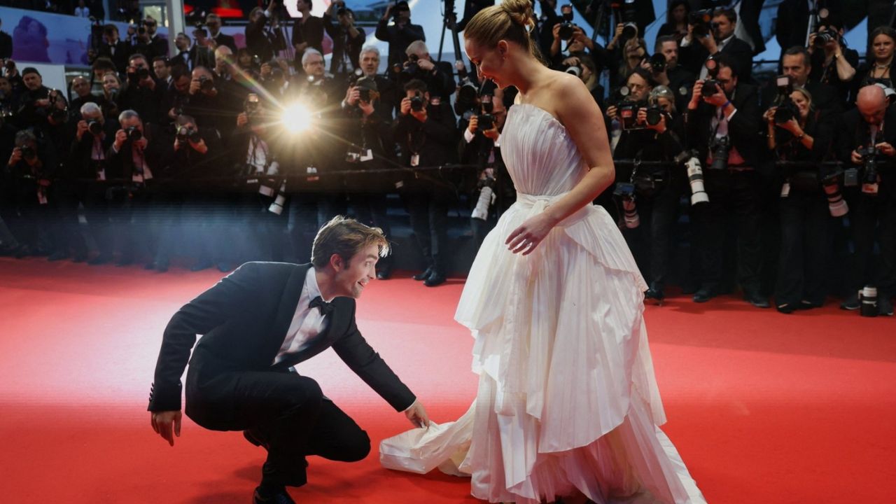 Cannes 2025: Robert Pattinson sistema l’abito a Jennifer Lawrence… e poi lo calpesta! Il siparietto virale sul red carpet