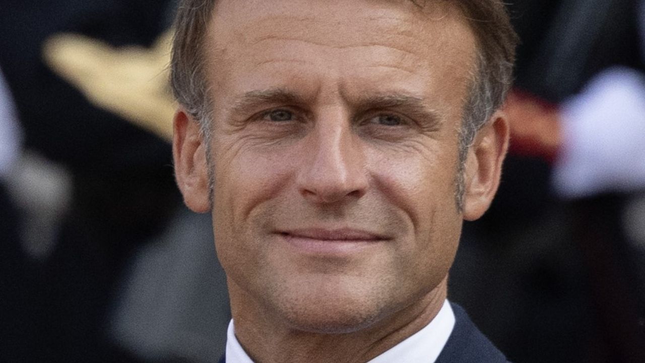 Emmanuel Macron schiaffeggiato dalla moglie Brigitte: il video è virale!