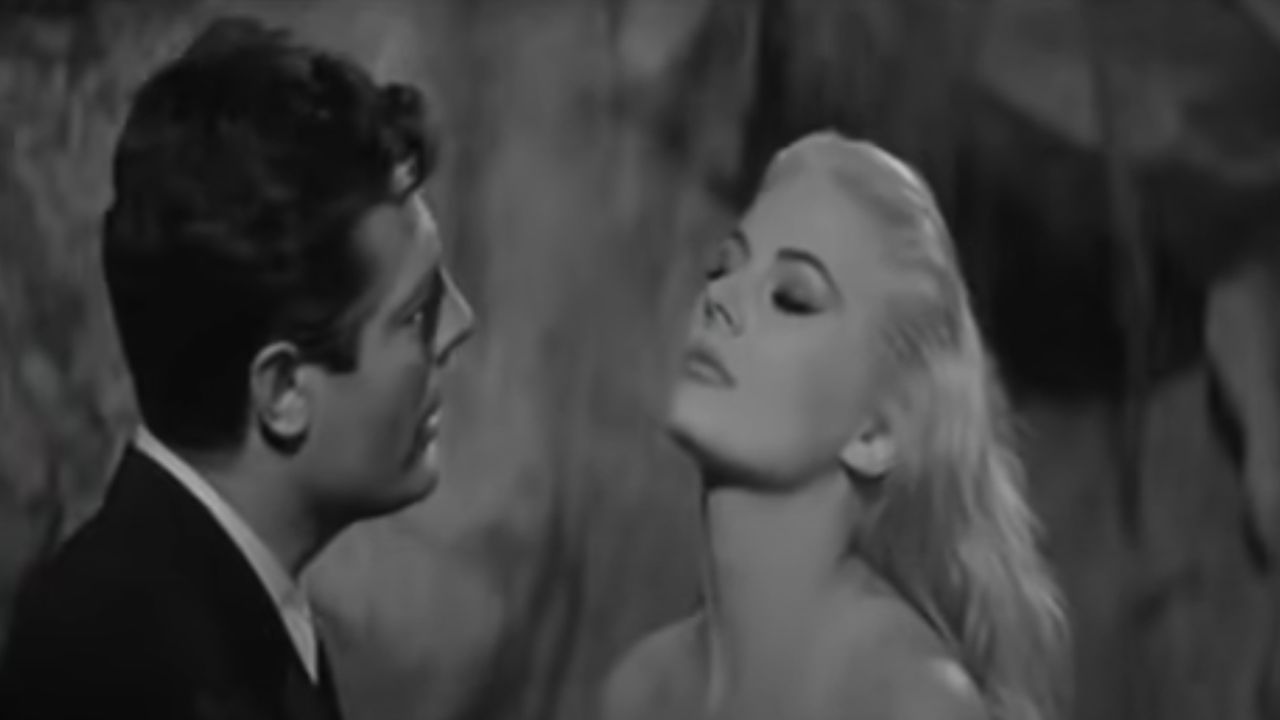 Coppia di sposini ricrea scena de La Dolce Vita nella Fontana di Trevi - Cinematographe.it