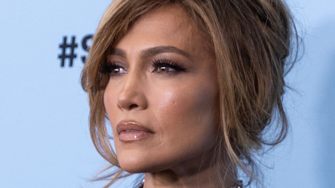 Il bacio saffico di Jennifer Lopez sciocca agli AMAs 2025 - Cinematographe.it