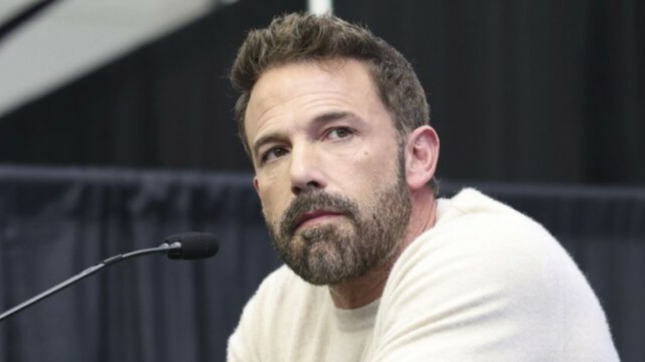 Ben Affleck sulla sua omofobia interiorizzata: “Perché è così difficile per me baciare un uomo?”