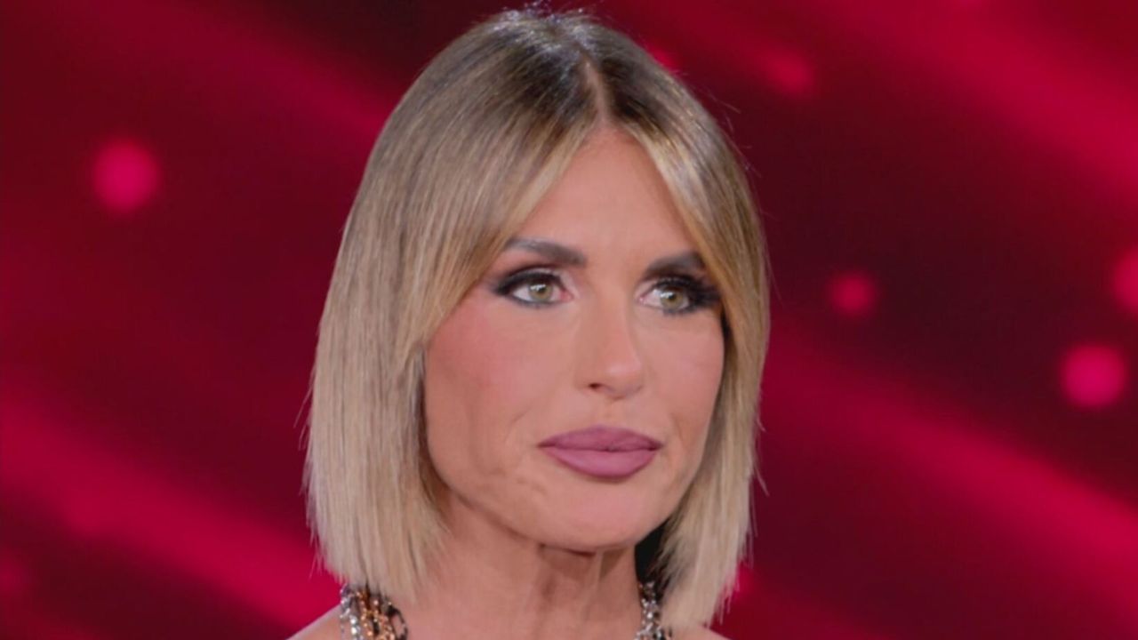 Il marito di Arianna David l’ha salvata mentre stava per buttarsi dal balcone.