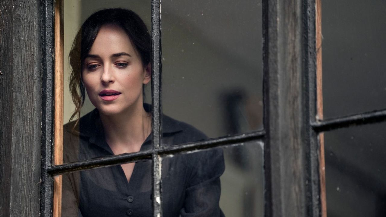 Dakota Johnson sfoggia una scollatura sexy al Tonight Show -Cinematographe.it