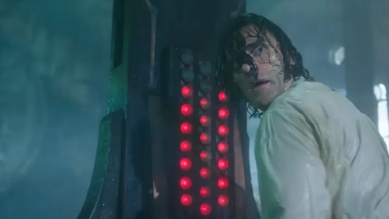 Frankenstein di Guillermo del Toro: lo scienziato pazzo di Oscar Isaac trasforma Jacob Elordi in un mostro nel trailer