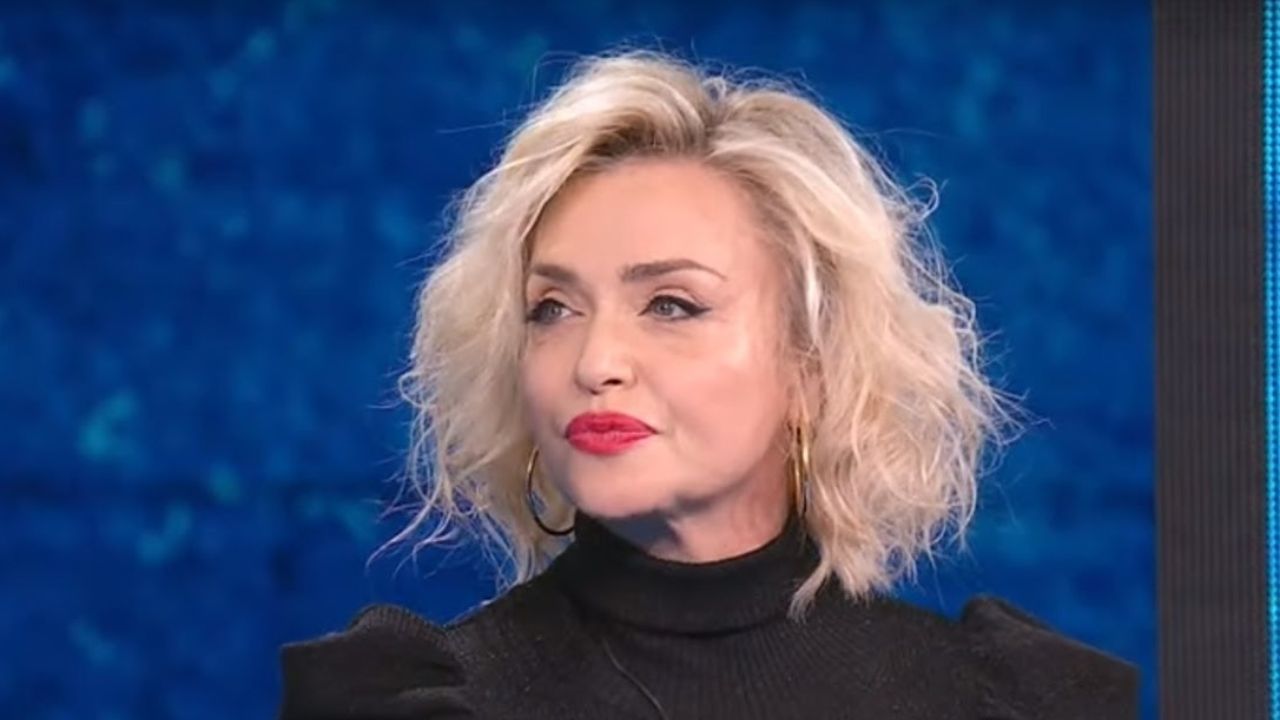Paola Barale voleva fare l'insegnante di educazione motoria perché credeva lavorasse poco - Cinematographe.it