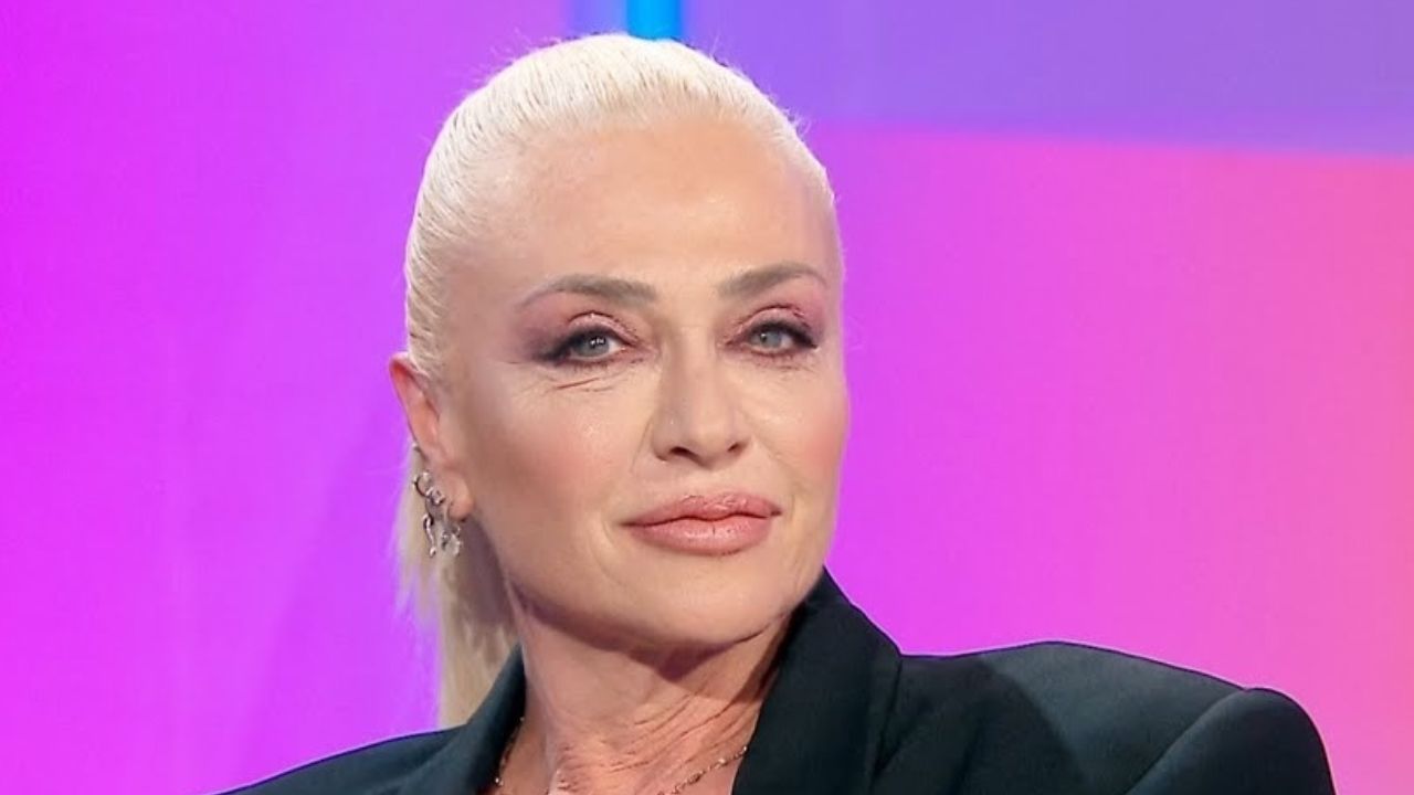 Paola Barale voleva fare l'insegnante di educazione motoria perché credeva lavorasse poco - Cinematographe.it