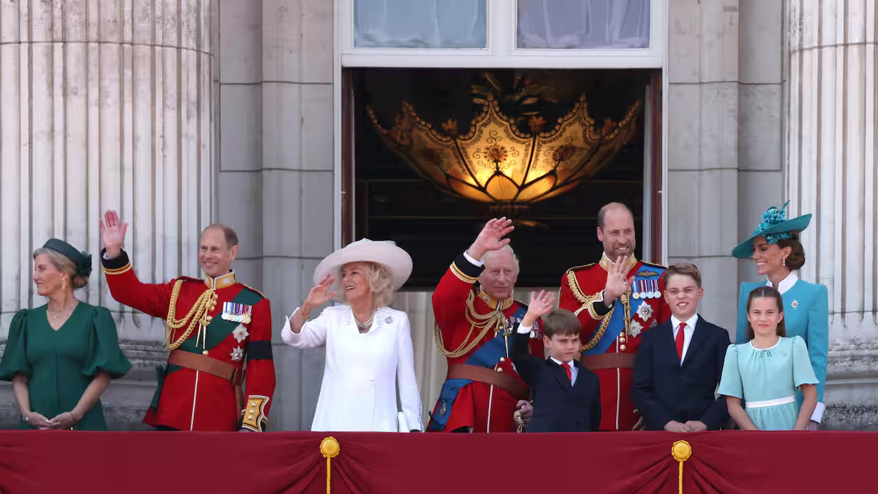 Re Carlo in prima linea alla parata Trooping the colour dopo le indiscrezioni sull’incurabilità del suo tumore [FOTO]