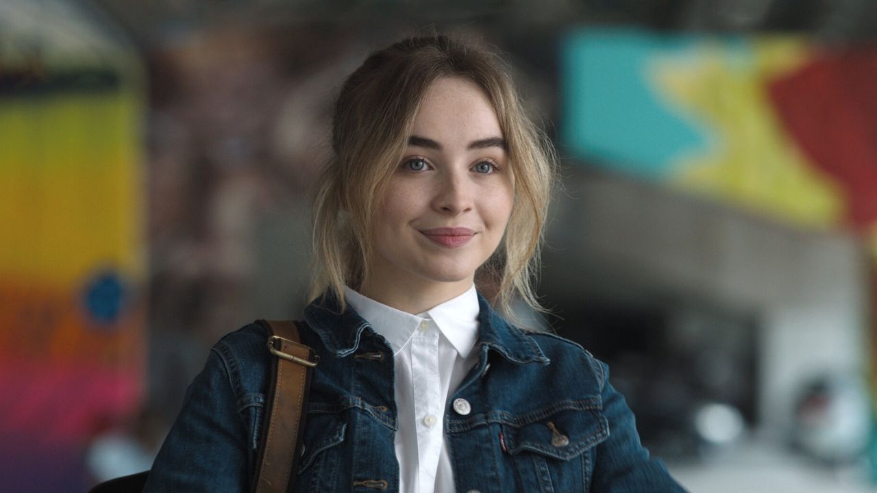 Sabrina Carpenter è una sexy “miglior amica dell’uomo” nella copertina del nuovo album: scatta la polemica [FOTO]