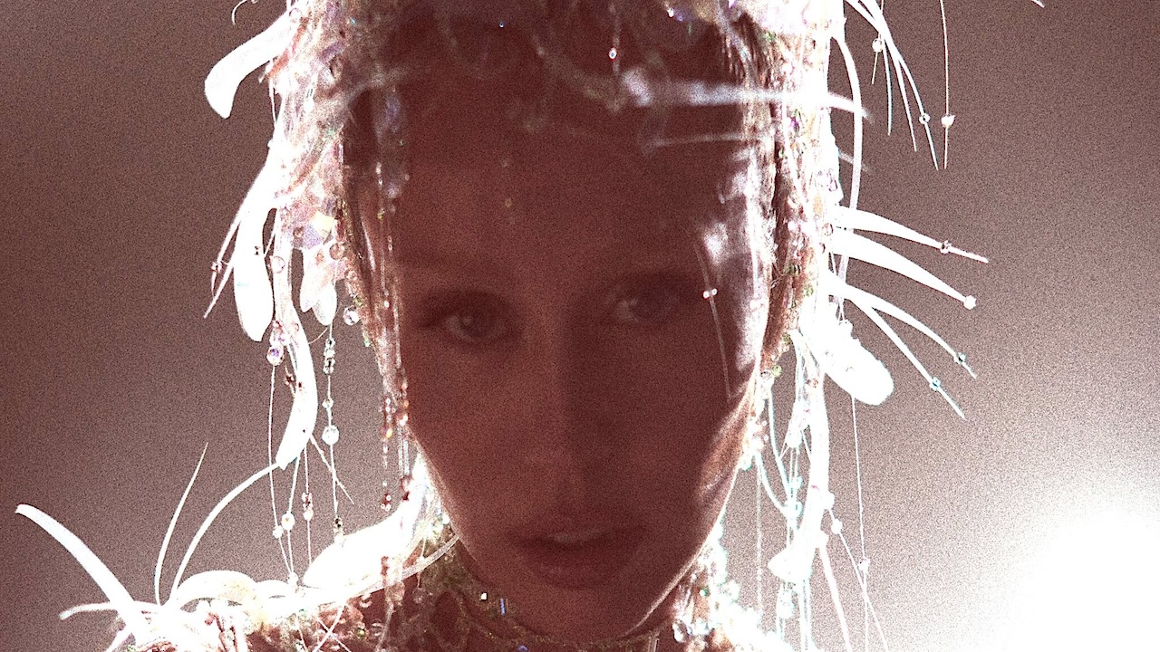Something Beautiful: horror e pop nel film promozionale di Miley Cyrus
